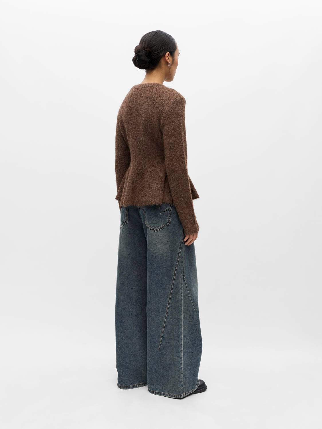 model_shot-back